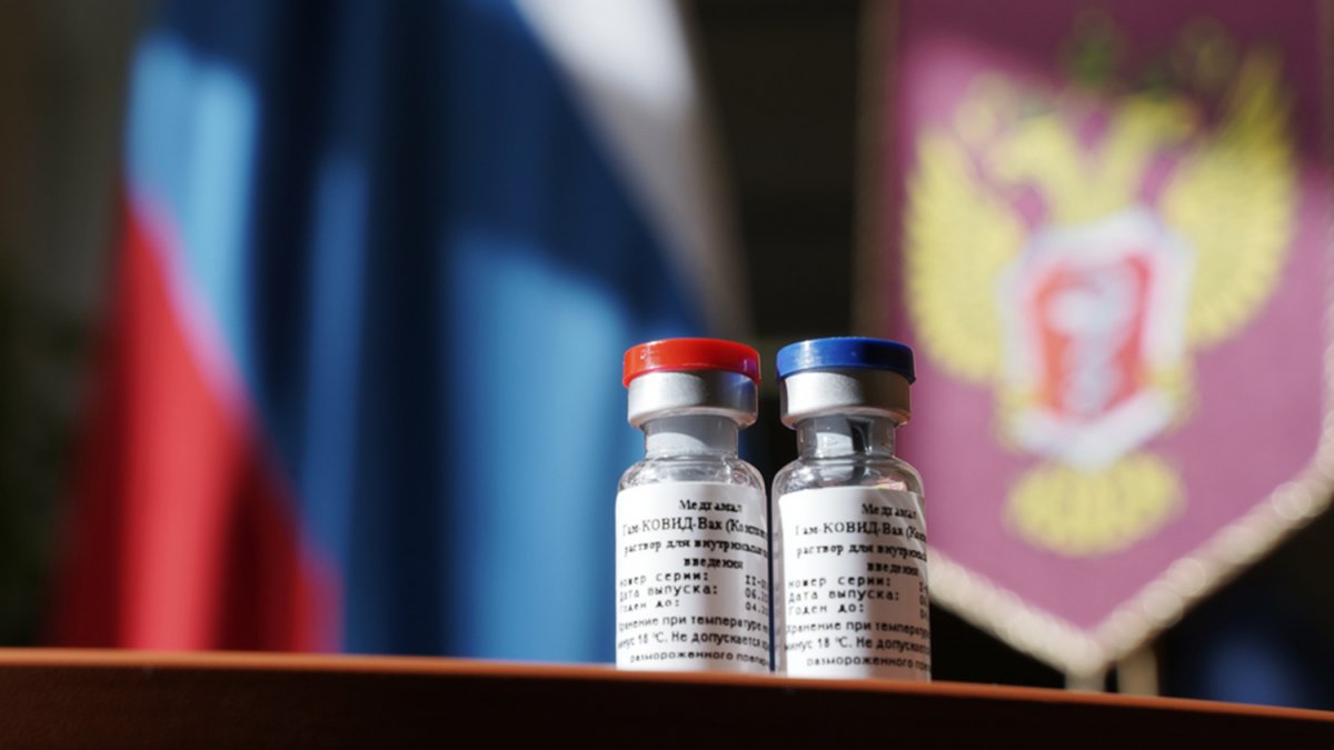У добровольцев, испытавших на себе российскую вакцину, обнаружили COVID-19