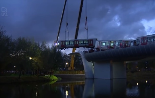 Зависший на хвосте кита вагон метро опустили на землю