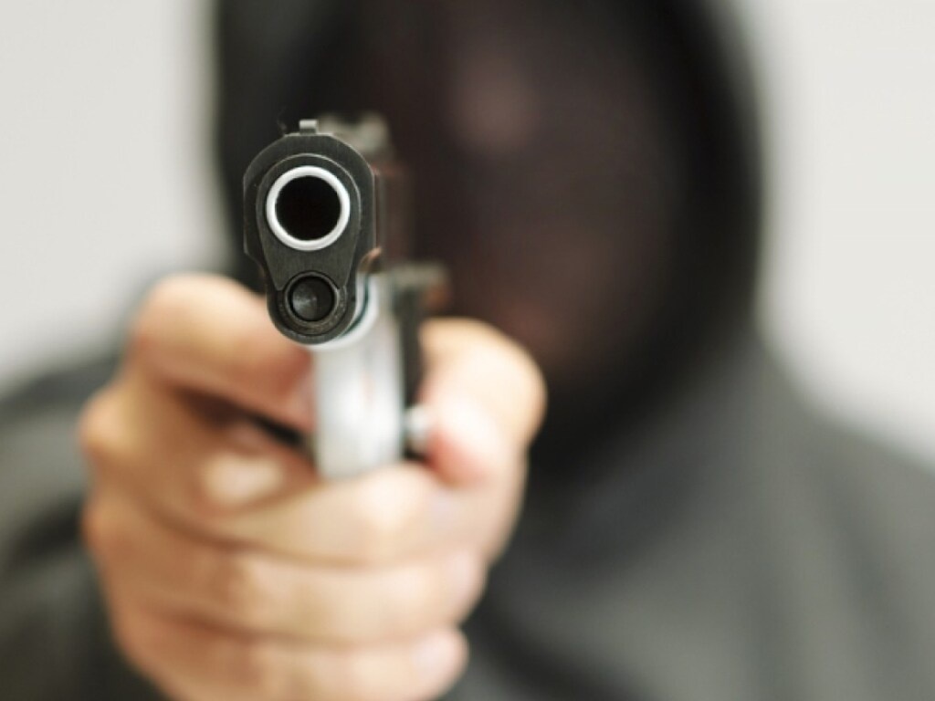 Нападает на женщин: на улицах Киева орудует грабитель с пистолетом
