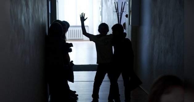 В Сумах подростки насиловали первоклассника: многие родителей обвиняют директора школы