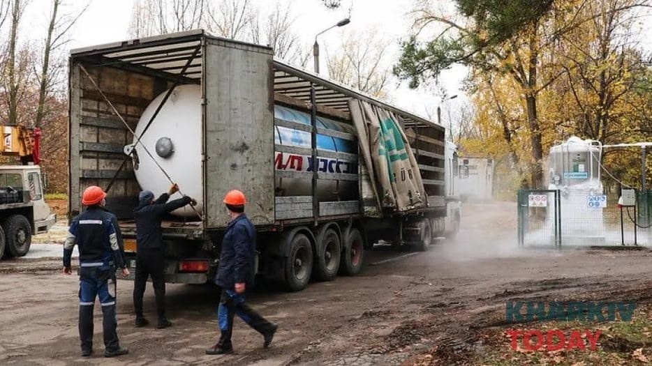 В Харькове COVID-пациенты стоят в очереди за кислородом:  возде больницы устанавливают спецбочки