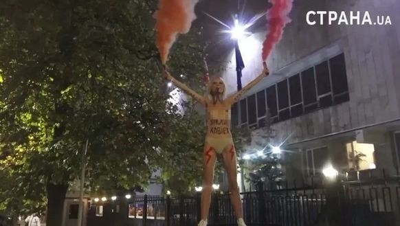 Голая активистка Femen "атаковала" польское посольство в Киеве