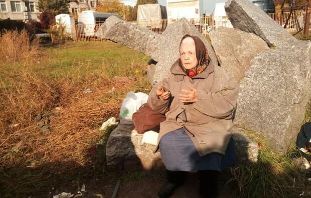 "Оставили на камнях": в Днепре пенсионерку вышвырнули на улицу