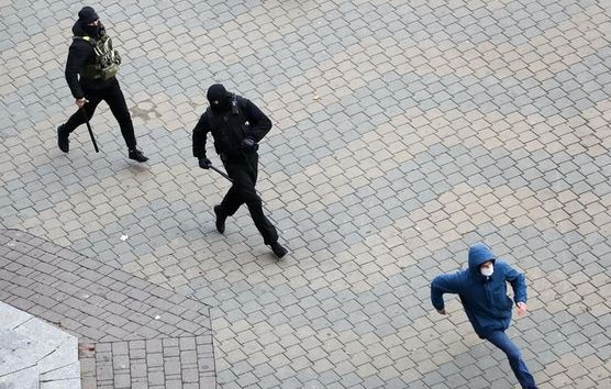 Люди врассыпную, ОМОН за ними толпой: в Минске начались задержания
