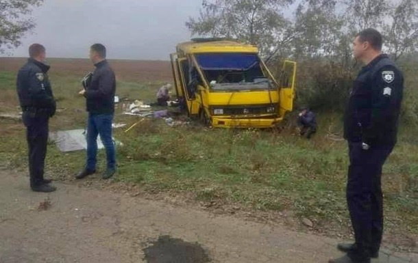 На Херсонщине перевернулся рейсовый автобус, есть погибшие и пострадавшие