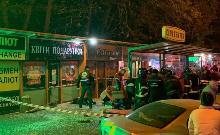 Машина протаранила людей на остановке в Одессе: детали ЧП
