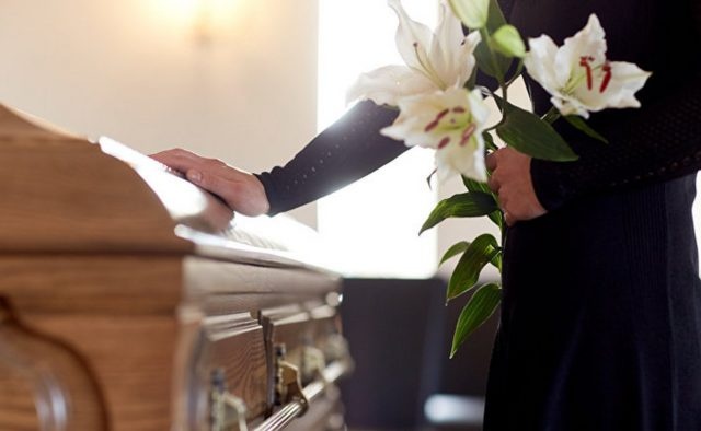 В России ритуальный бизнес предлагает родственникам умерших гробы с "ноу-хау"