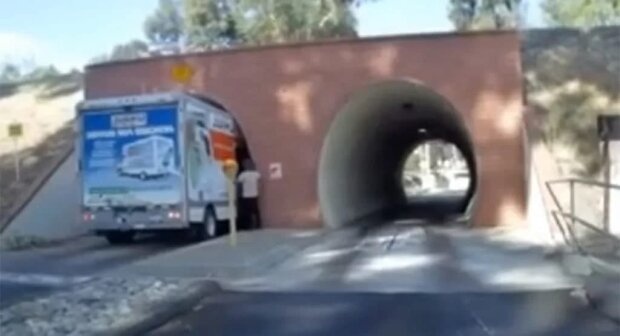 Квадратный грузовик решил заехать в круглый туннель: чем все закончилось