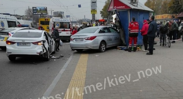 ДТП в Киеве: Hyundai вылетел на тротуар с людьми