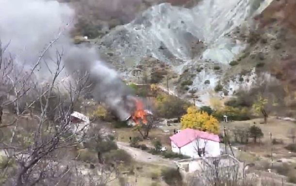 Жители Нагорного Карабаха сжигают свои дома