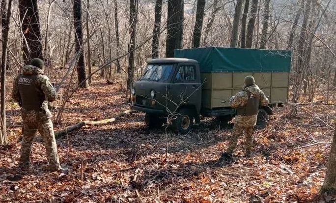 Грузовик с контрабандной икрой застрял в лесу, водитель убежал в Россию: приключения на границе