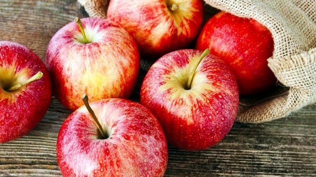 Зачем на яблоки наносят воск