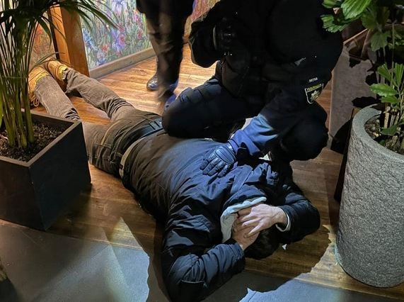 В Киеве нарушивший карантин ресторан штурмом взяла полиция