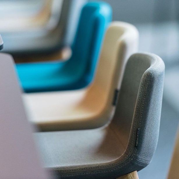 Как выбрать удобные и красивые офисные кресла для персонала? ТОКА дает несколько советов