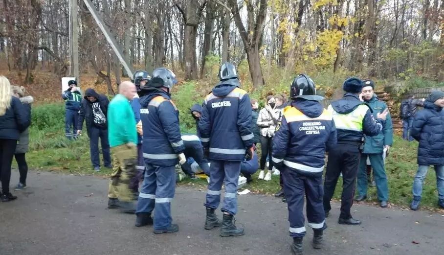 Машина влетела в пешеходов: от самосуда водителя спасла блокировка в салоне