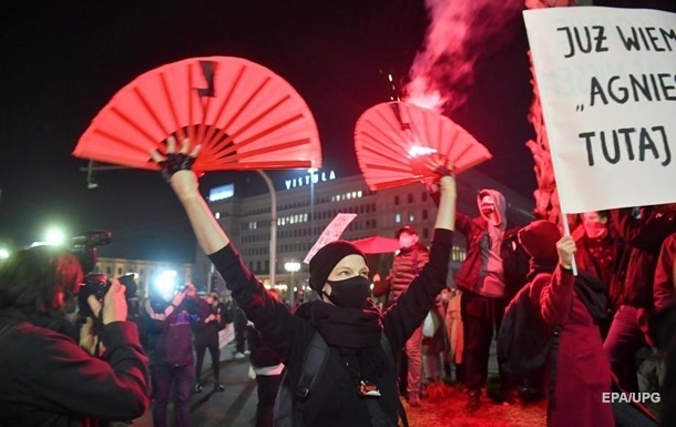 В Польше силовики применили слезоточивый газ и дубинки против протестующих