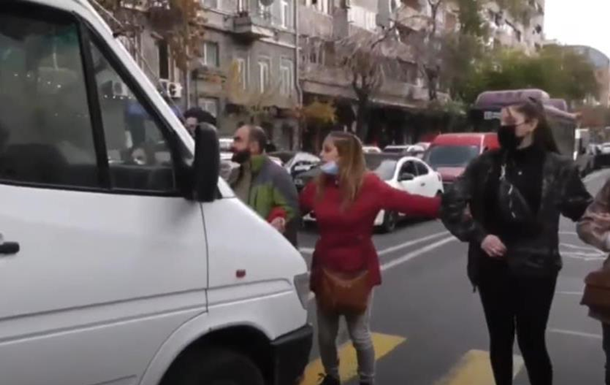 Протесты в Ереване: автомобиль наехал на живую цепь