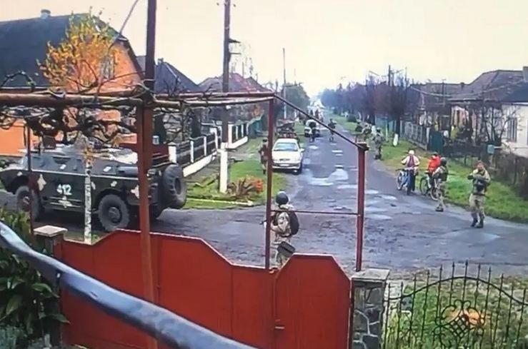 Колонна бронетехники неожиданно вошла в село на Закарпатье: подробности