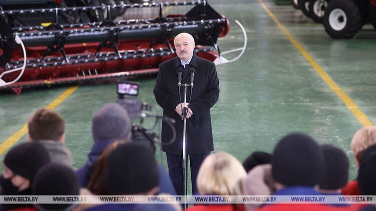 Лукашенко обещает белорусам по $10 тысяч за третьего ребенка