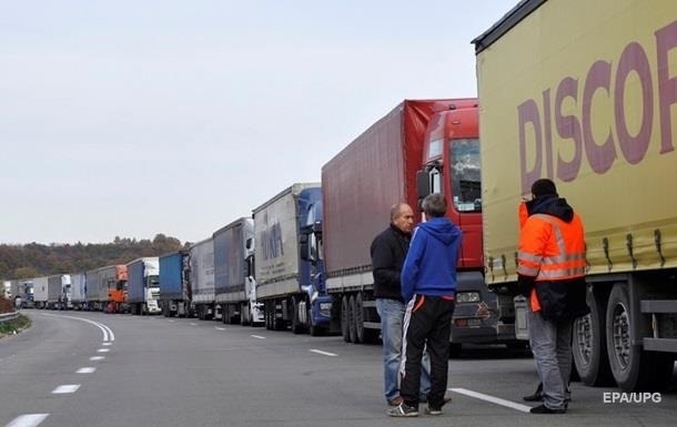 На границе с РФ образовалась огромная очередь из нескольких сотен грузовиков