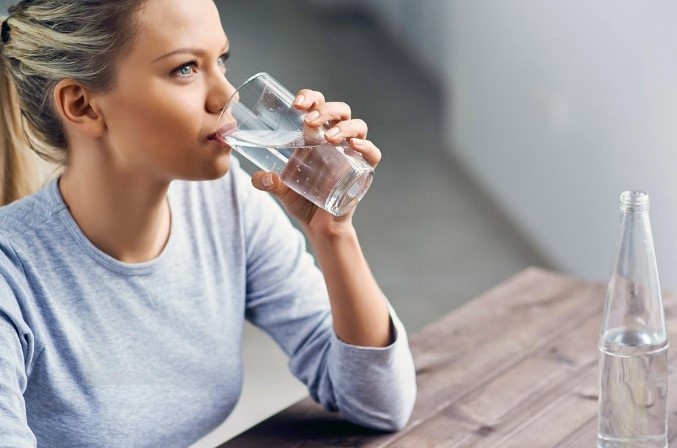 Диетолог рассказал, чем можно заменить воду для здоровья организма