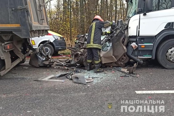 В Черкасской области грузовики полностью раздавили легковушку