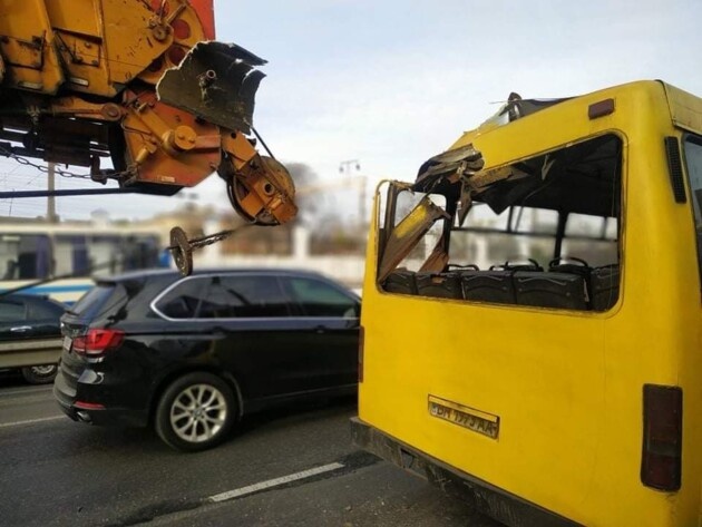В Одессе автокран въехал в маршрутку с пассажирами