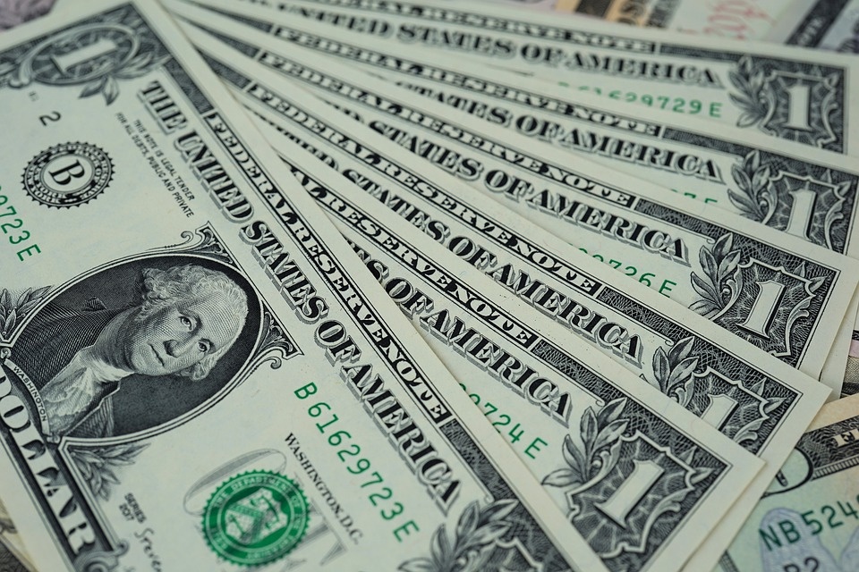 Доллар и евро становятся дороже: официальный курс НБУ