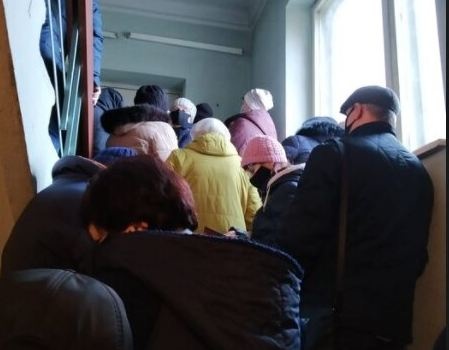 "Мы уже больные": люди штурмом берут больницу под Днепром