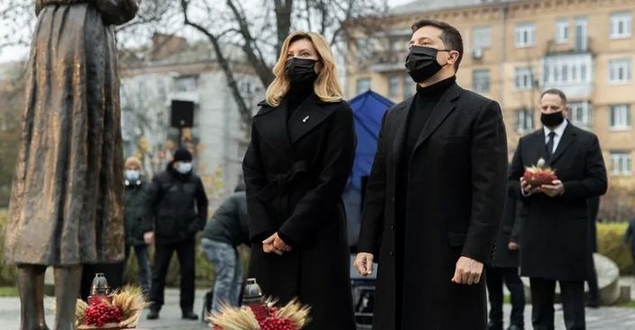 Зеленский с женой прошли скорбным шествием к скульптуре памяти жертв Голодомора