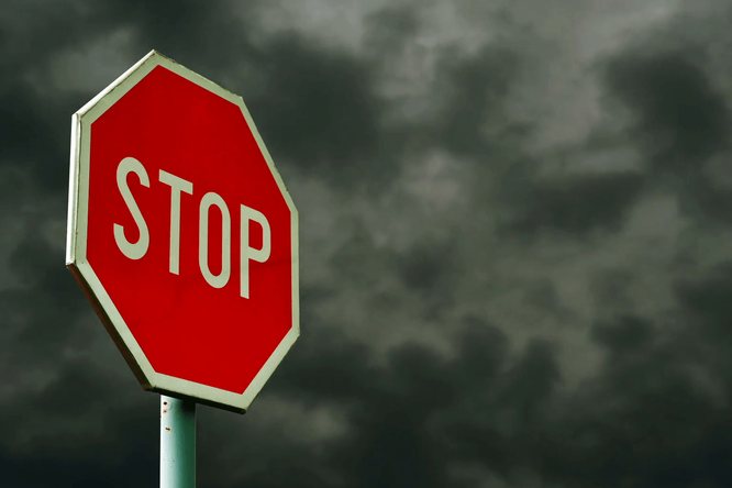 Почему в Париже невозможно увидеть знак "STOP"