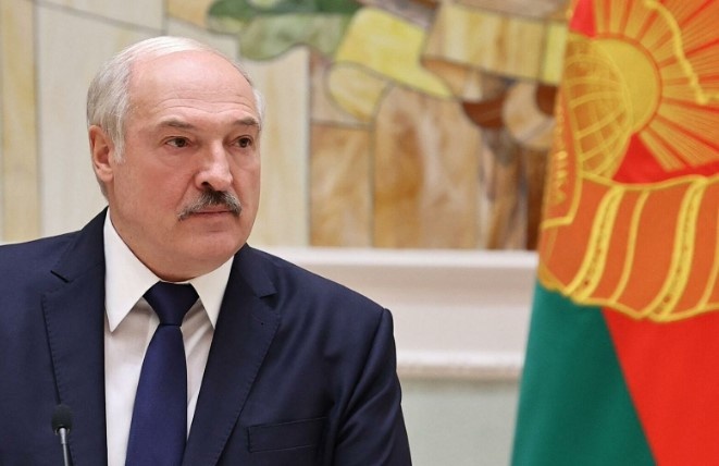 Лукашенко развеселил народ, впервые надев медицинскую маску на публике