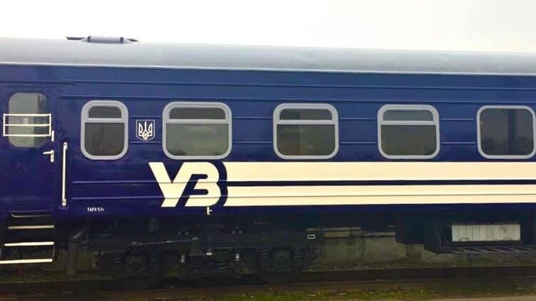 "Укрзализныця" изменит цвет вагонов пассажирских поездов