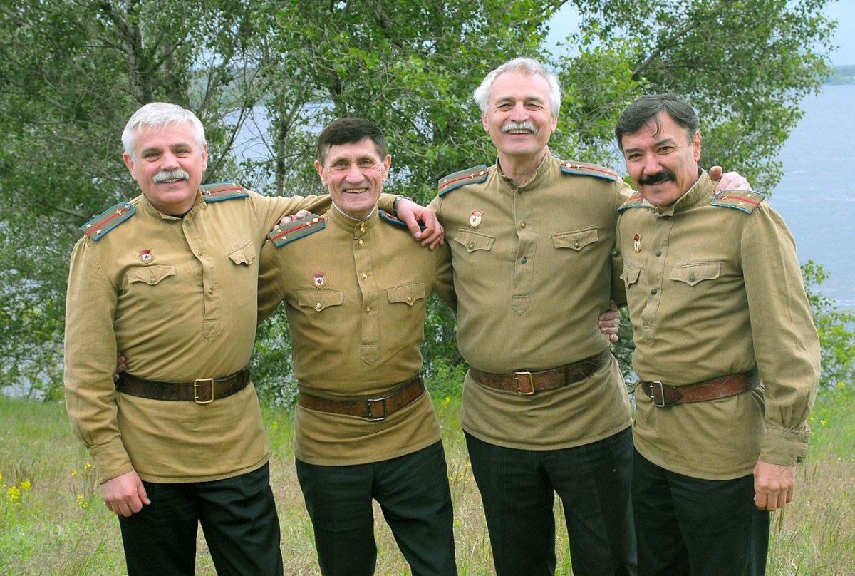 Александр Немченко (слева) и другие актеры фильма “В бой идут одни “старики”