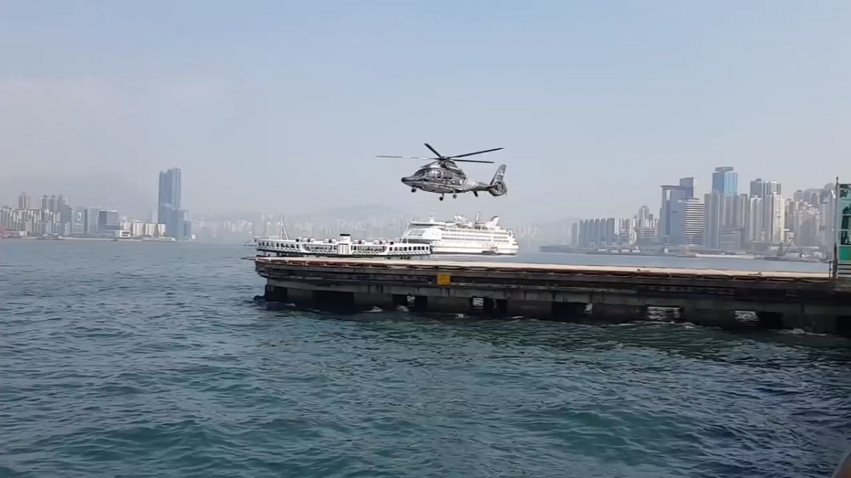 Видеокамера засняла летевший вертолет, у которого совсем не двигались лопасти