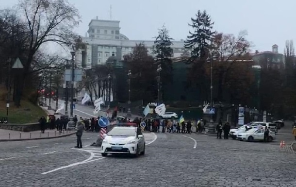 Митингующие перекрыли движение в правительственном квартале Киева