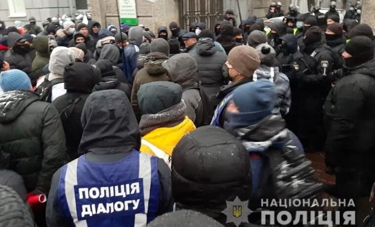 В Киеве дерутатов заблокировали в Раде и не выпускали: что происходит