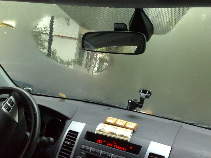 Чтобы в автомобиле не потели стекла: пять лайфхаков для водителей