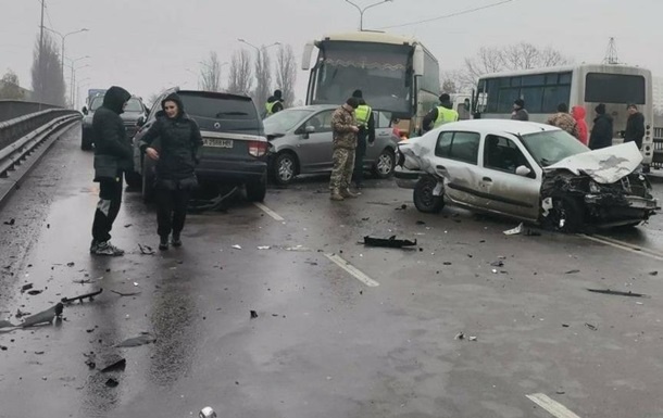 Под Киевом в ДТП пострадали девять автомобилей