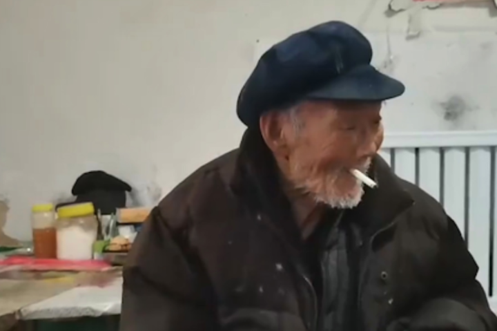 Сигареты и алкоголь: 100-летний старик раскрыл секрет долголетия