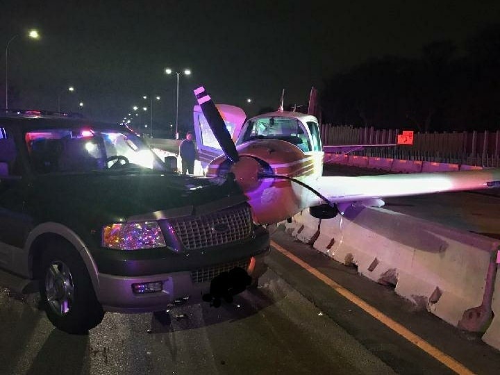 Самолет врезался в автомобиль при экстренной посадке на дорогу