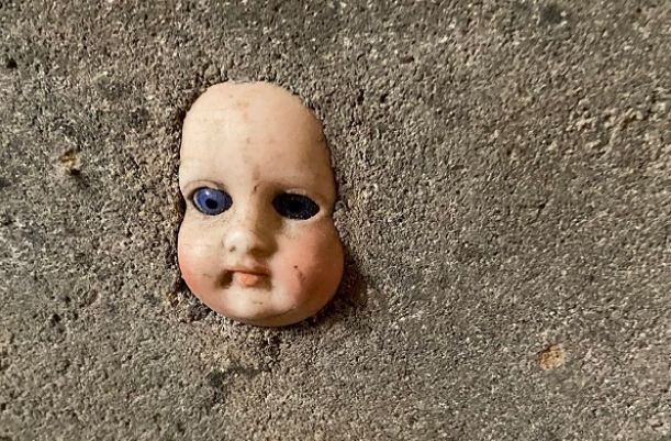 Женщине советуют сжечь дом из-за замурованной куклы: подробности о странной находке
