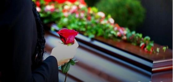 Скандал на похоронах: похоронное агентство обманывает и денег не возвращает