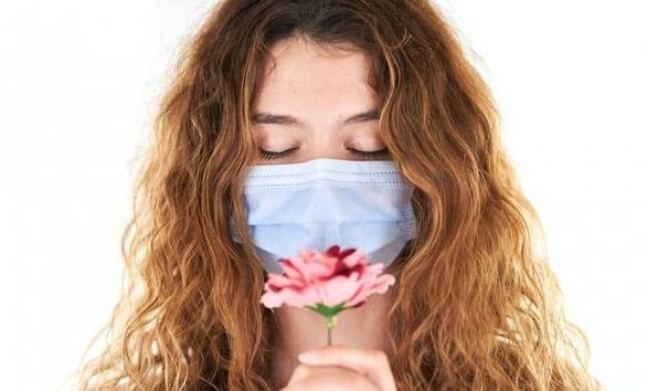 Потеря обояния при коронавирусе и простуде: врач назвала ключевое отличие