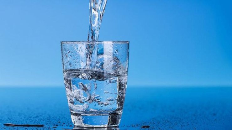 Какую воду врачи не рекомендуют пить по утрам