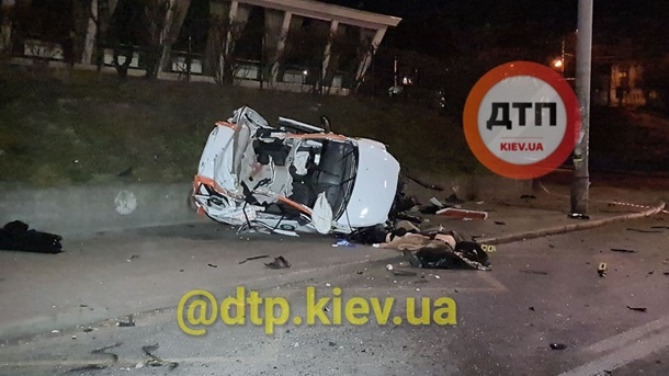 Водитель не справился с управлением: в Киеве легковушка влетела в столб