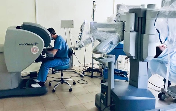 Во Львове впервые прооперировали пациента с помощью робота