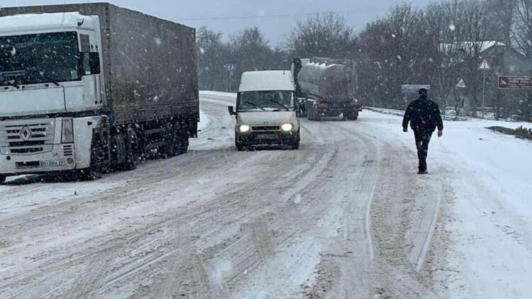 В Украине ввели ограничения на движение грузового транспорта