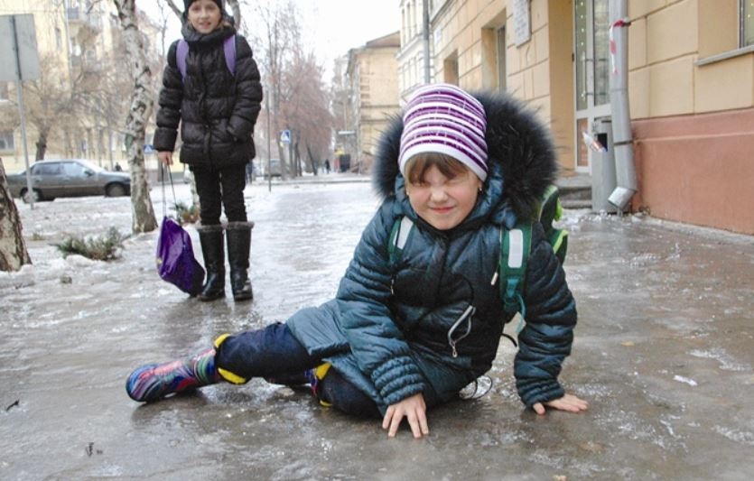 Кадры дня: в Киеве дети карабкались по льду в школу, а дорогу никто не посыпал