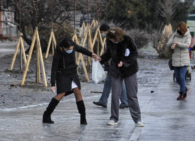 Аншлаг в травмпунктах и сотни ДТП: как Украина переживает ледниковый период